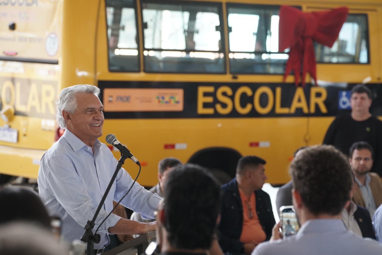 Caiado entrega novos ônibus escolares para 54 municípios goianos