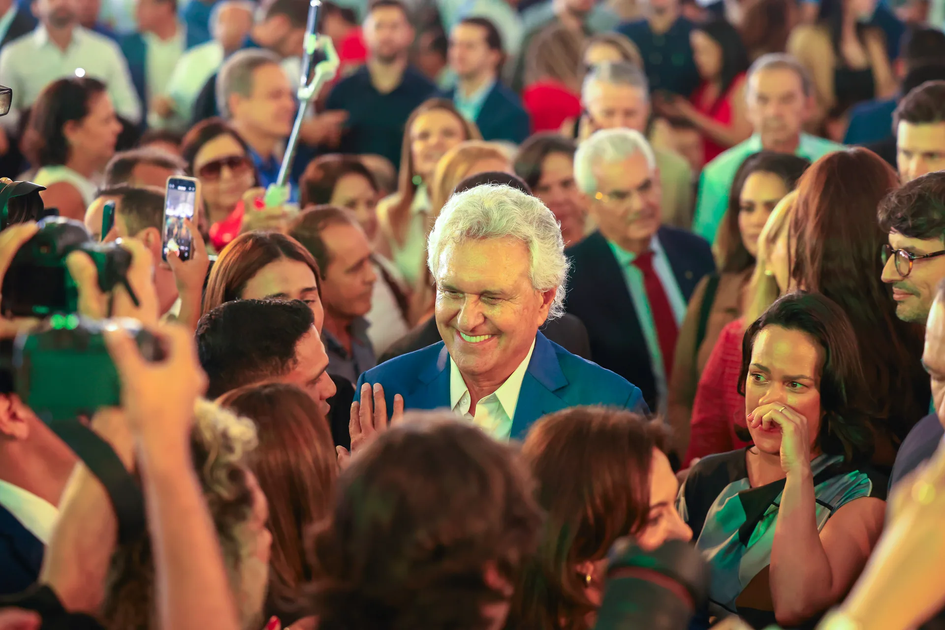 Ronaldo Caiado junto à população